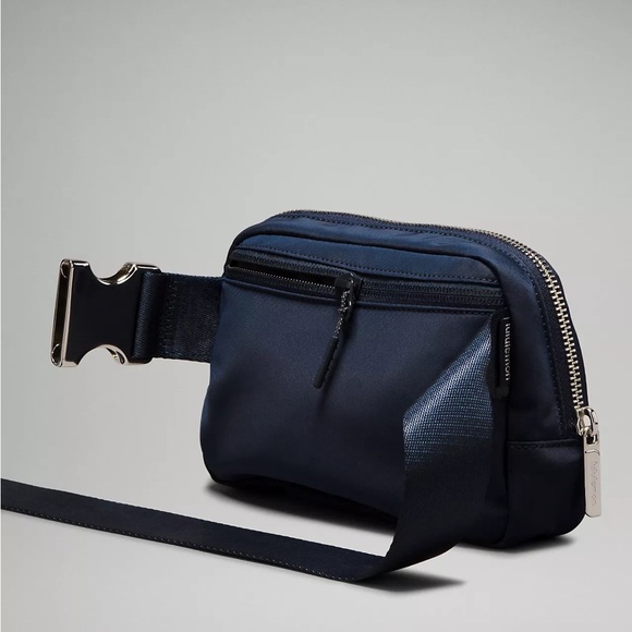 Lululemon Everywhere Belt Bag 1L Metal Hardware- True Navy/ Silver - Picture 8 of 9